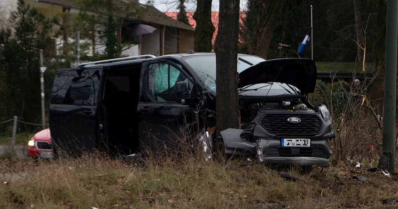 Unfall im Bielefelder Süden: Transporter prallt gegen einen Baum