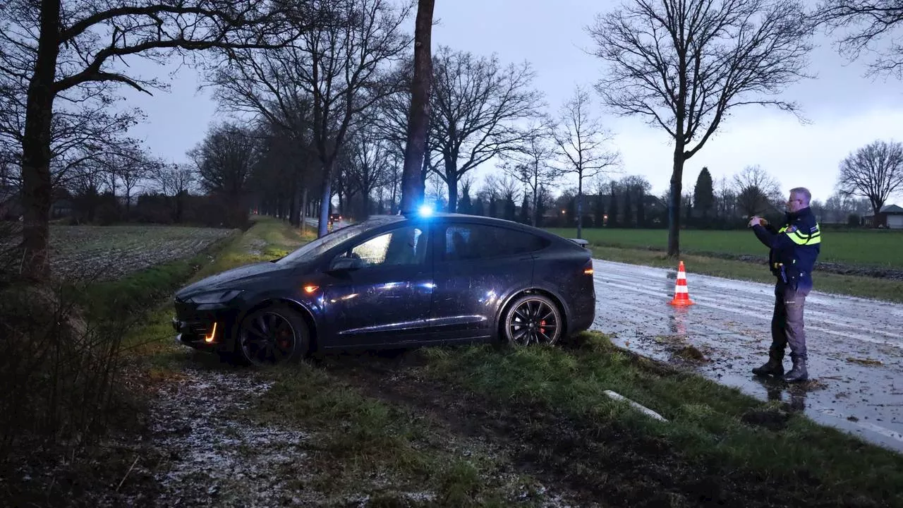 112-nieuws: auto crasht tegen boom • politie stopt Ferrari in Eindhoven