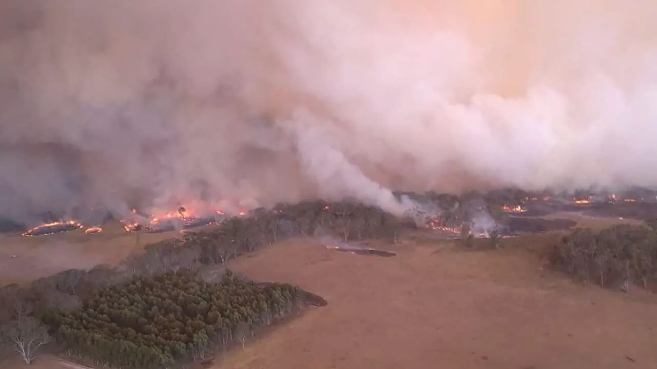 Hundreds of firefighters battle 'challenging' blaze in Victoria's west as it triples in size