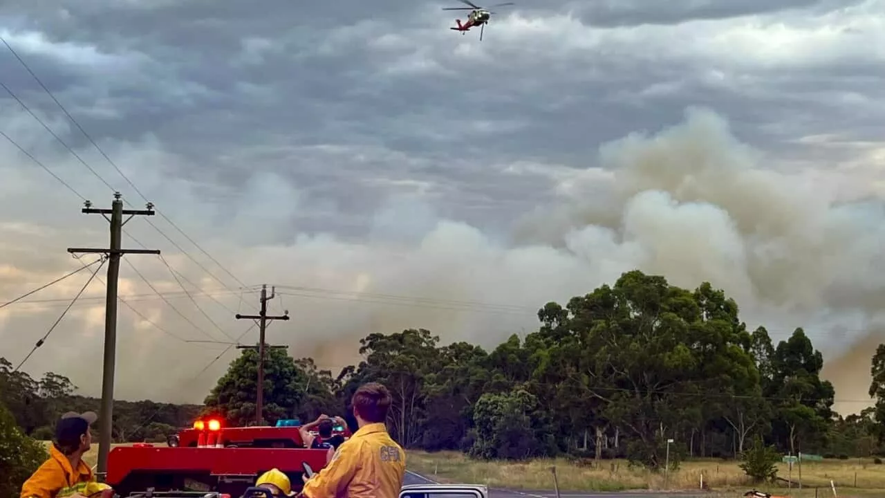 Hundreds of firefighters battling to contain 'quite challenging' blaze in Victoria's west