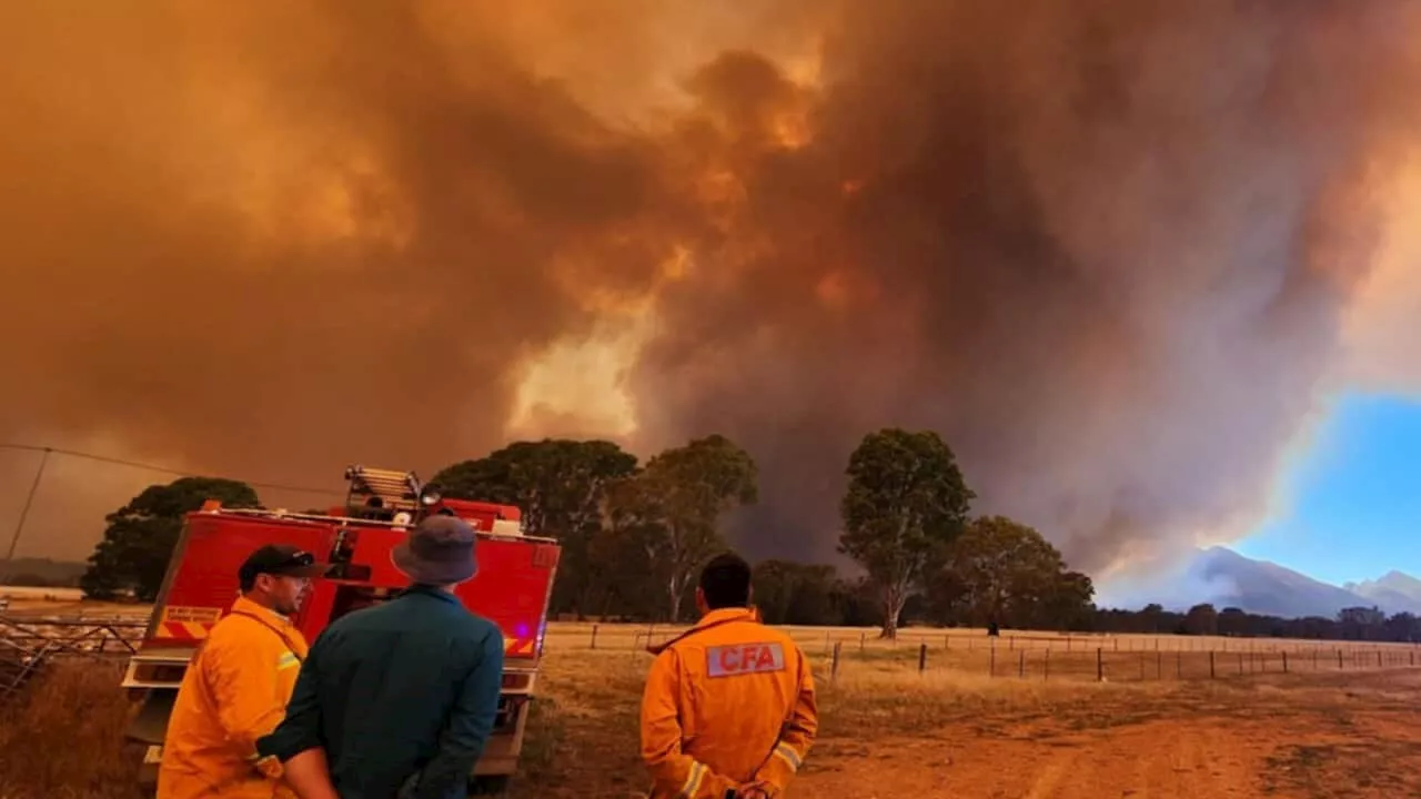 Massive bushfire in Victoria's west forces evacuations ahead of soaring Christmas temperatures