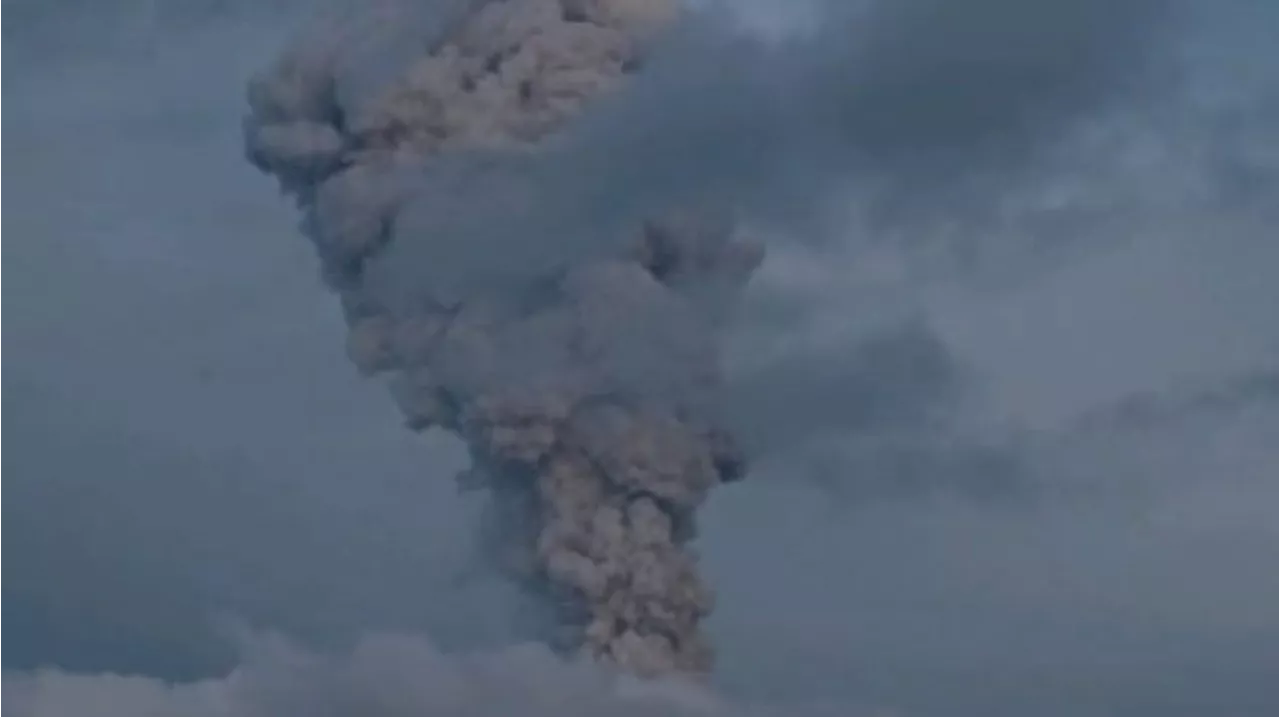 Gunung Ibu Kembali Erupsi, Semburkan Abu Vulkanik 2.000 Meter