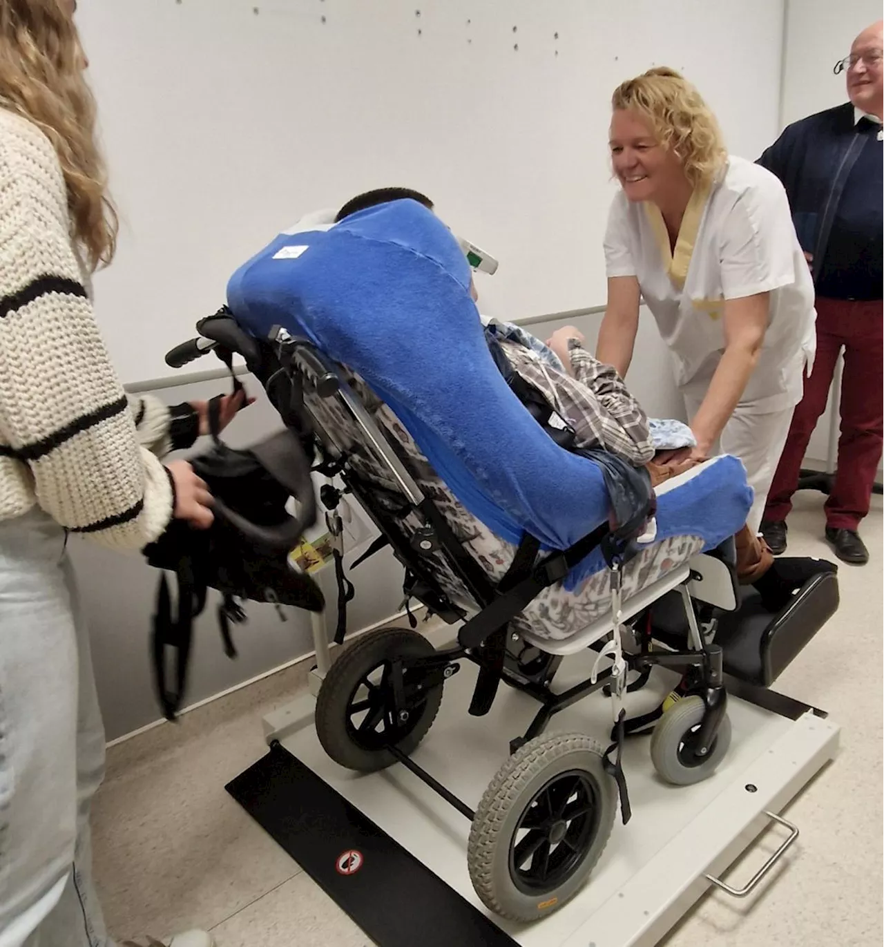 La Réole : le centre médical du polyhandicap reçoit une balance adaptée pour la pesée des enfants