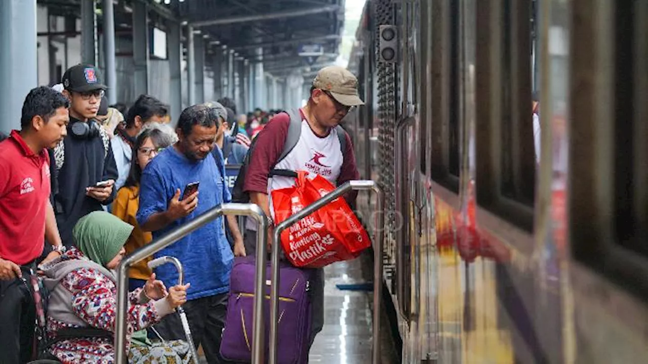 Libur Nataru, Stasiun Pasar Senen Dipadati Penumpang