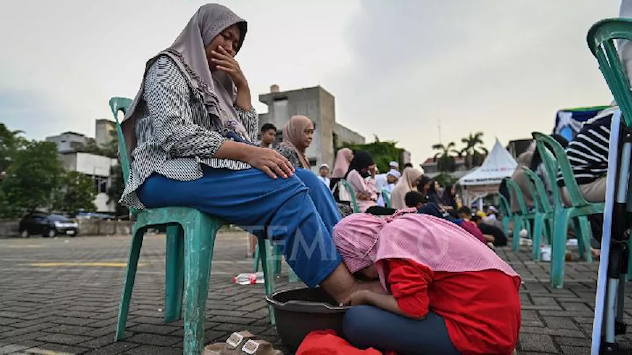 Mencuci Kaki Ibu pada Peringatan Hari Ibu