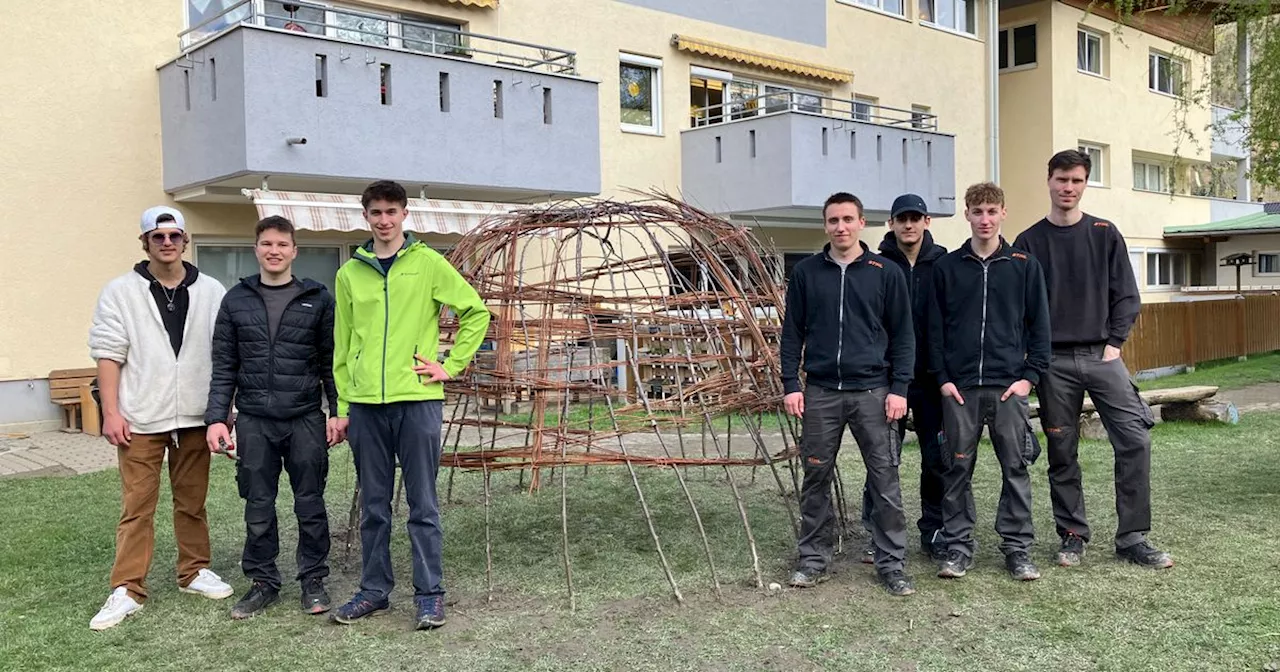 Lehrlinge bauen ein Weidenhaus für den Kindergarten in Uderns