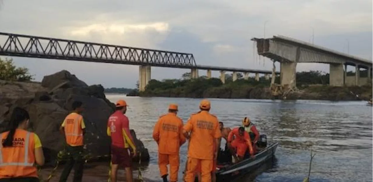 Caminhão com ácido sulfúrico caiu após ponte desabar; buscas são suspensas