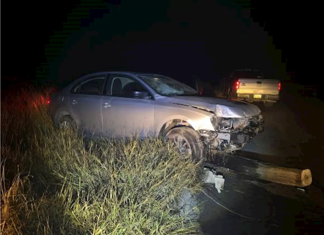 Saltillo: esquiva camioneta y termina chocando contra cerca y poste en un terreno baldío