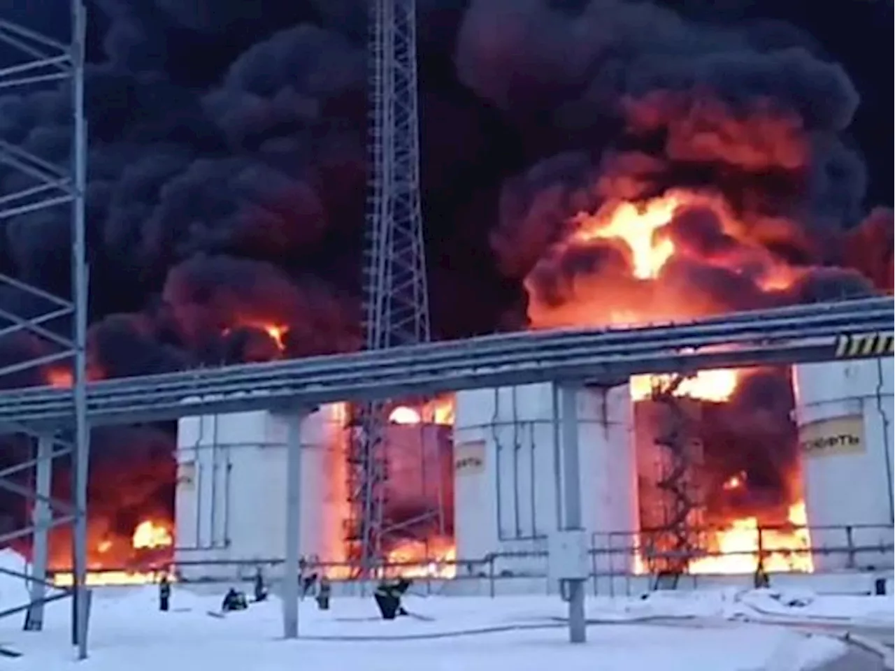 Drohnenangriff setzt russisches Tanklager in Brand