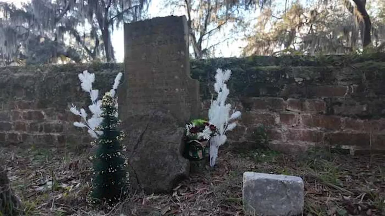 Camden County couple uses local cemetery as hub for holiday cheer