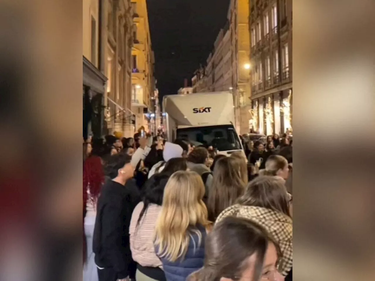 Hôtel Mahfouf : La File d'Attente Énormes de Léna Situations à Lyon