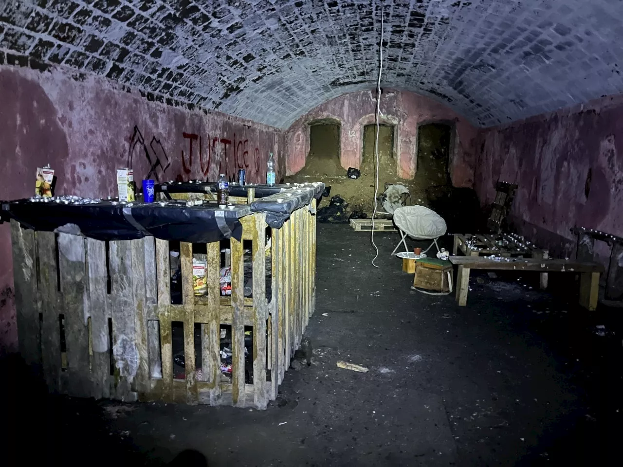 Lieux insolites en forêt dans les Yvelines : un bar secret dans un ancien ouvrage militaire enseveli