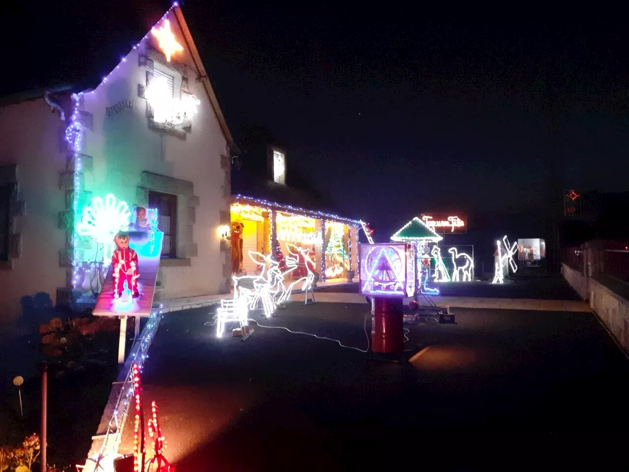 Une maison illuminée et décorée de Noël attire les visiteurs à Saint-Aubin-de-Locquenay