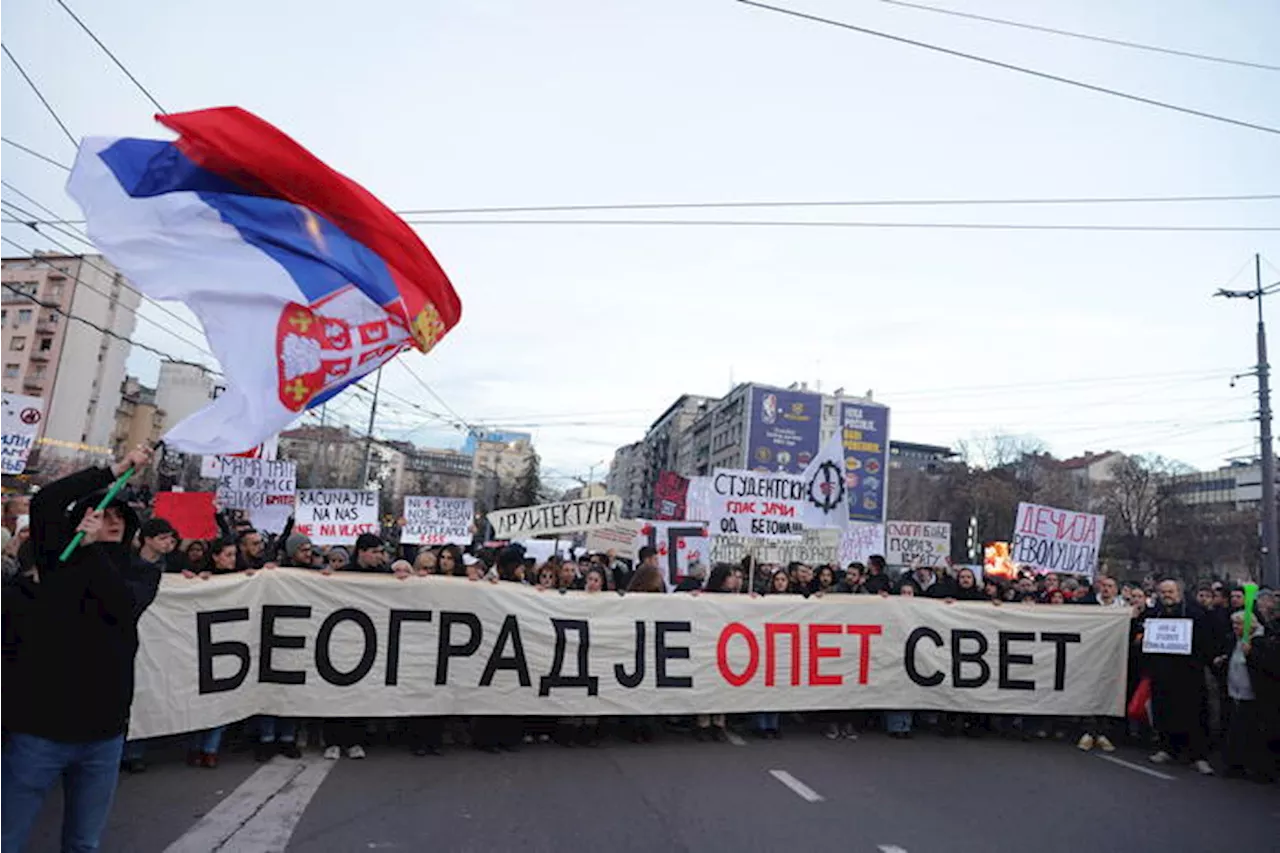 Decine di migliaia protestano a Belgrado