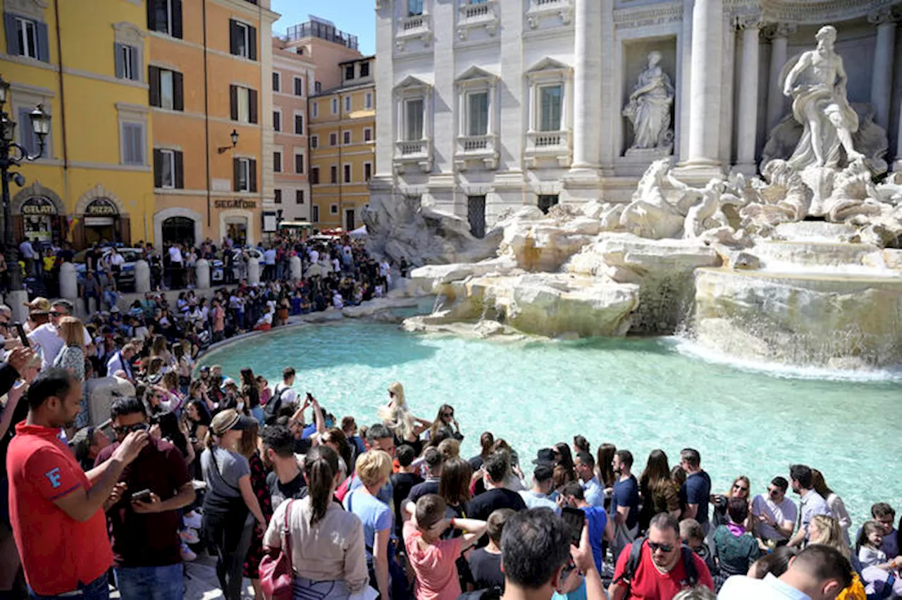 Fontana di Trevi Riaperta a Roma con Limite di Visitatori