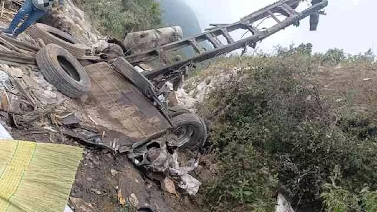 Tráiler cayó a barranco, en Cumbres de Maltrata; dos muertos