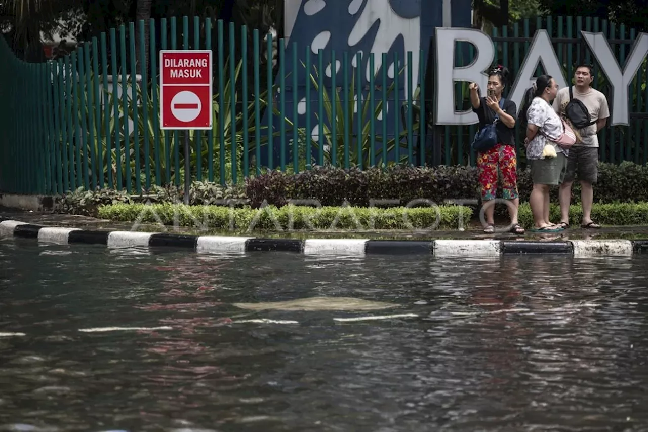 BMKG prediksi lima wilayah Jakarta turun hujan sejak Senin siang