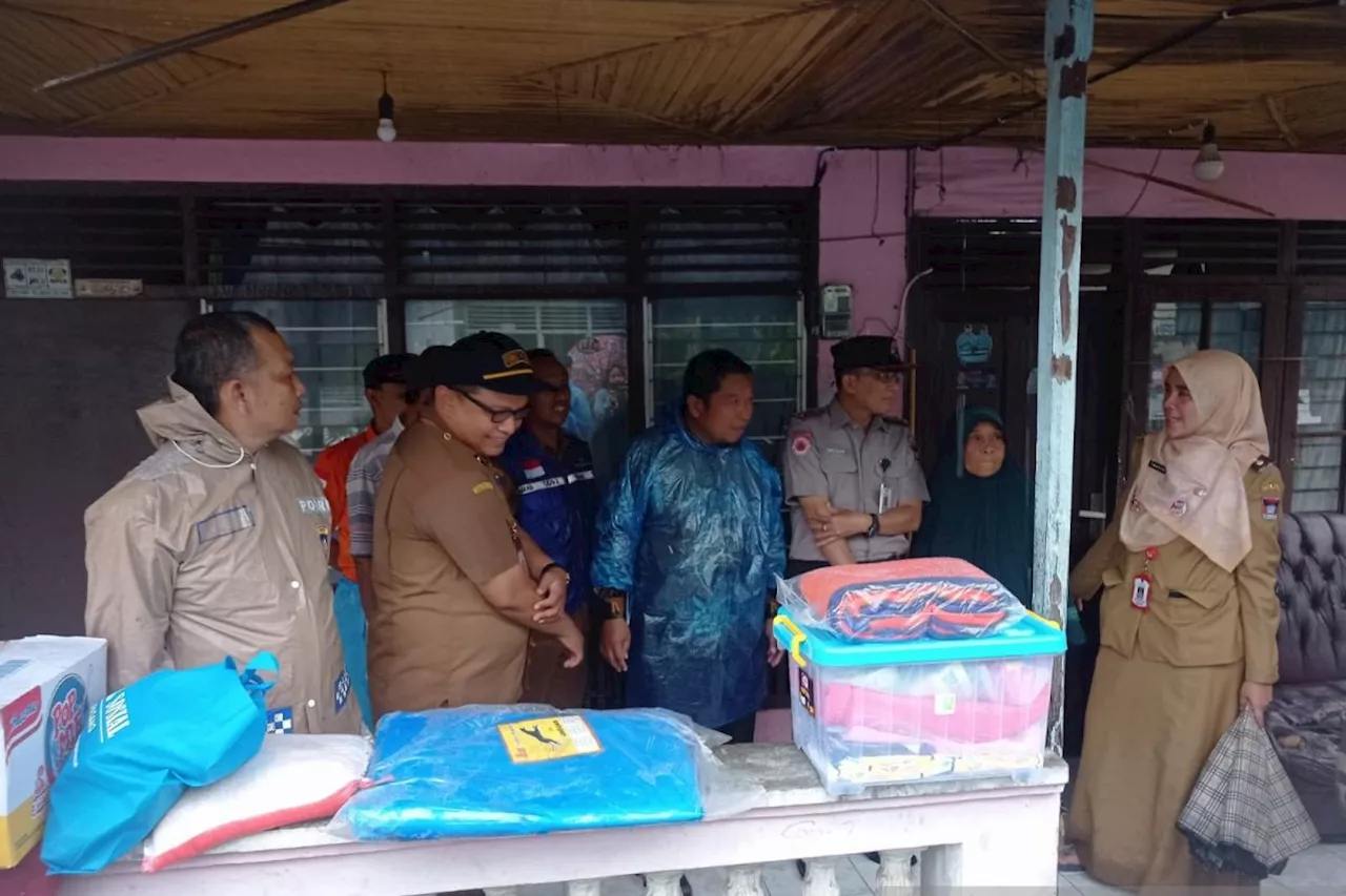 BPBD Padang Serahkan Bantuan bagi Korban Badai