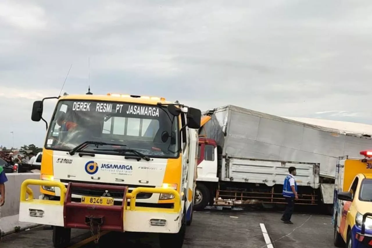 Kecelakaan Bus dan Truk di Tol Pandaan-Malang