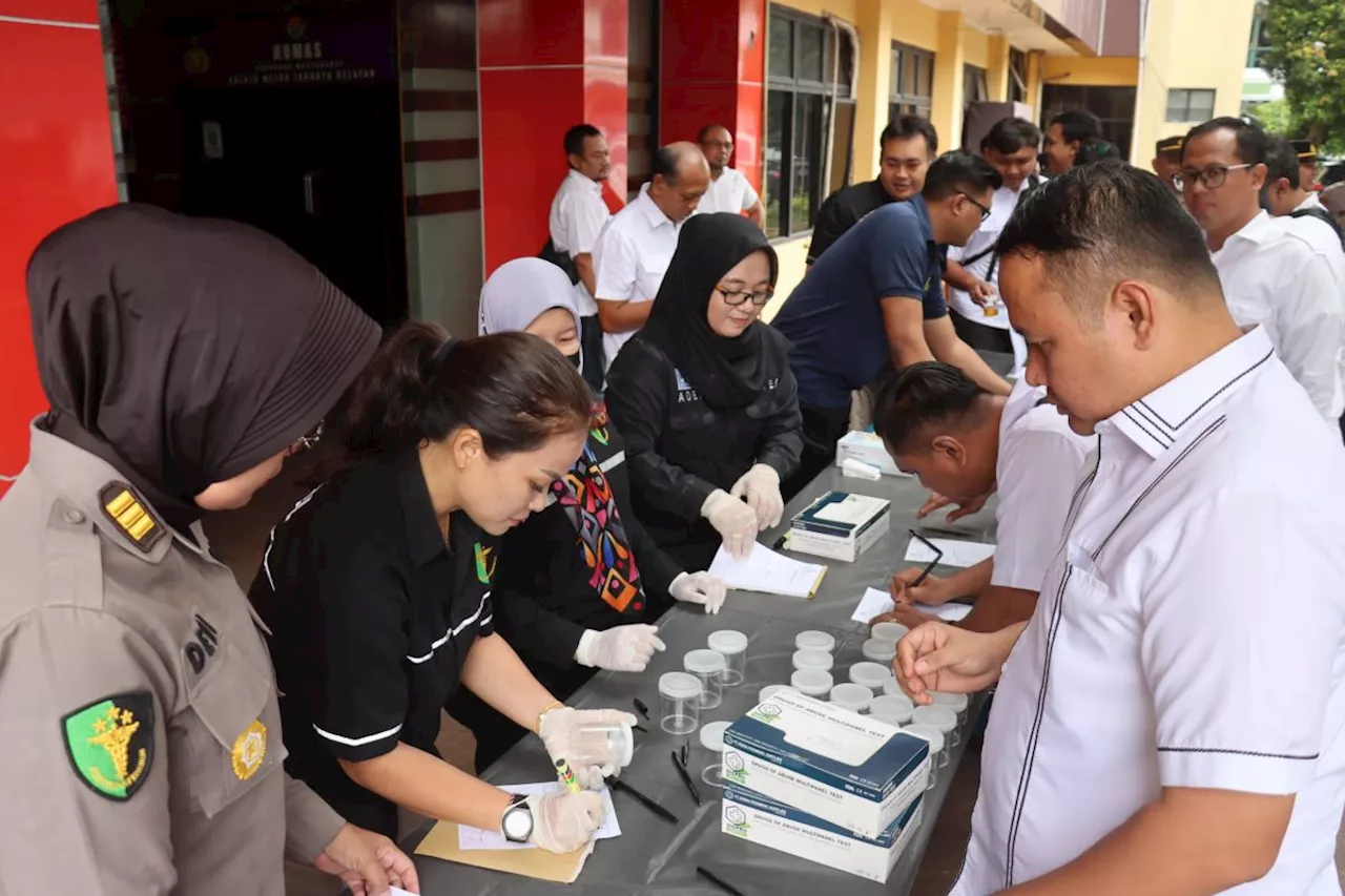 Polisi Periksa Senjata Api dan Tes Urine Personel di Jakarta