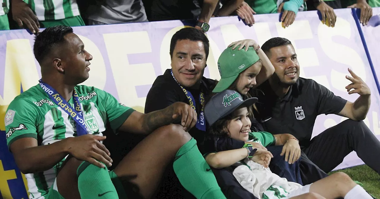 Efraín Juárez celebra con bandera de México el título de liga con Atlético Nacional