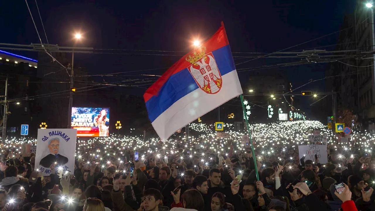 Massenprotest in Belgrad: Forderung nach Gerechtigkeit für Bahnhofsvordach-Einsturz