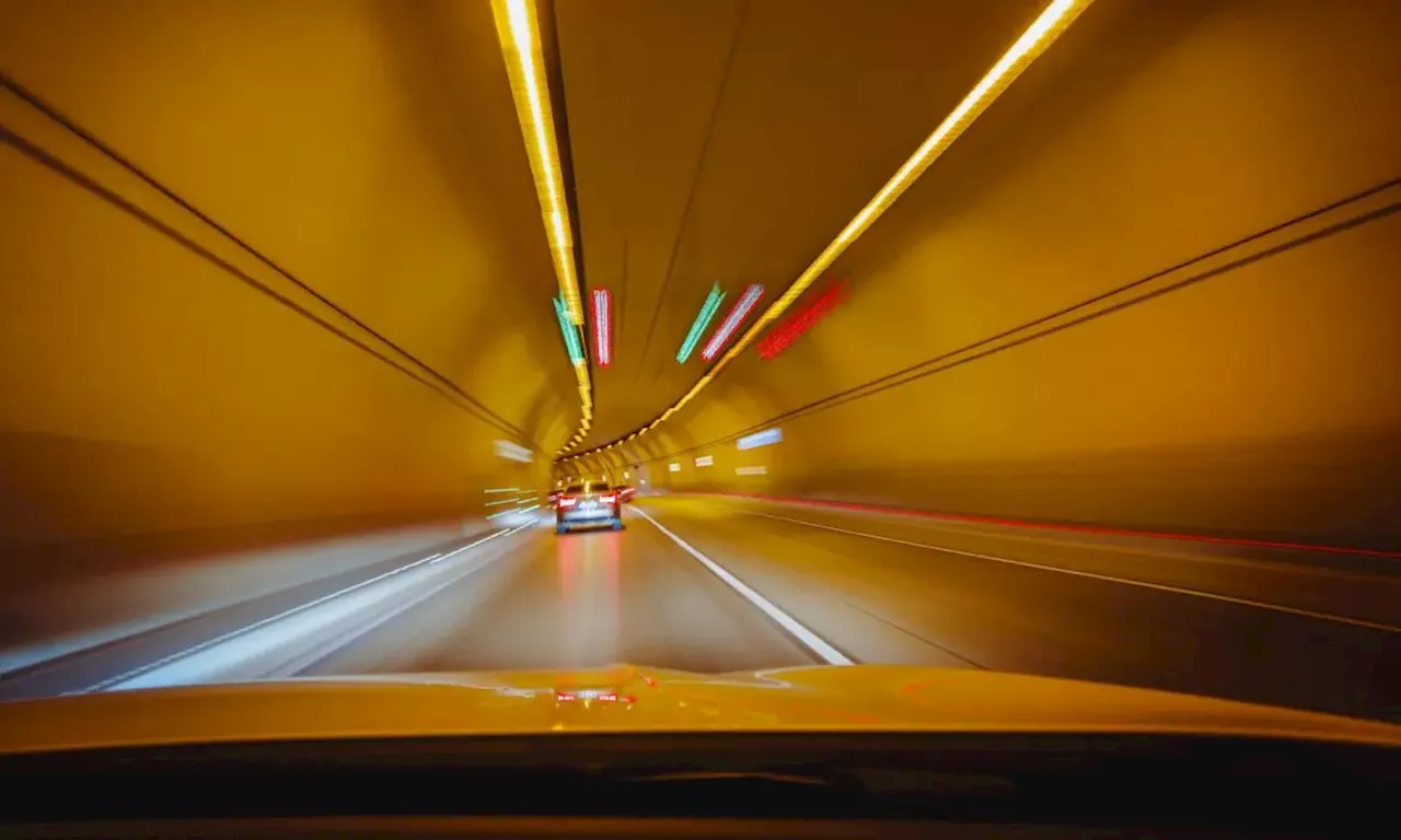 ¿Qué pasa si no se cierran las ventanas de un carro al conducir por un túnel?