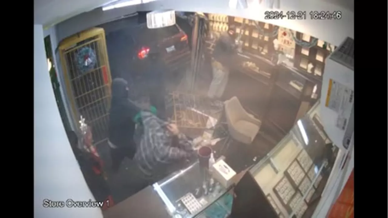 Montreal Jewelry Store Owner Fights Back Against Armed Robbers