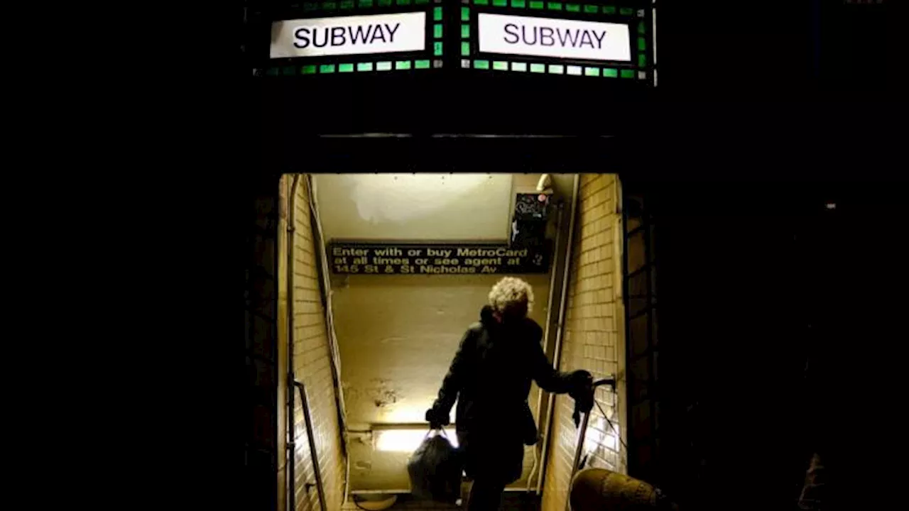 États-Unis : un migrant met le feu à une femme assise dans le métro à New York et la regarde brûler, le pays sous le choc