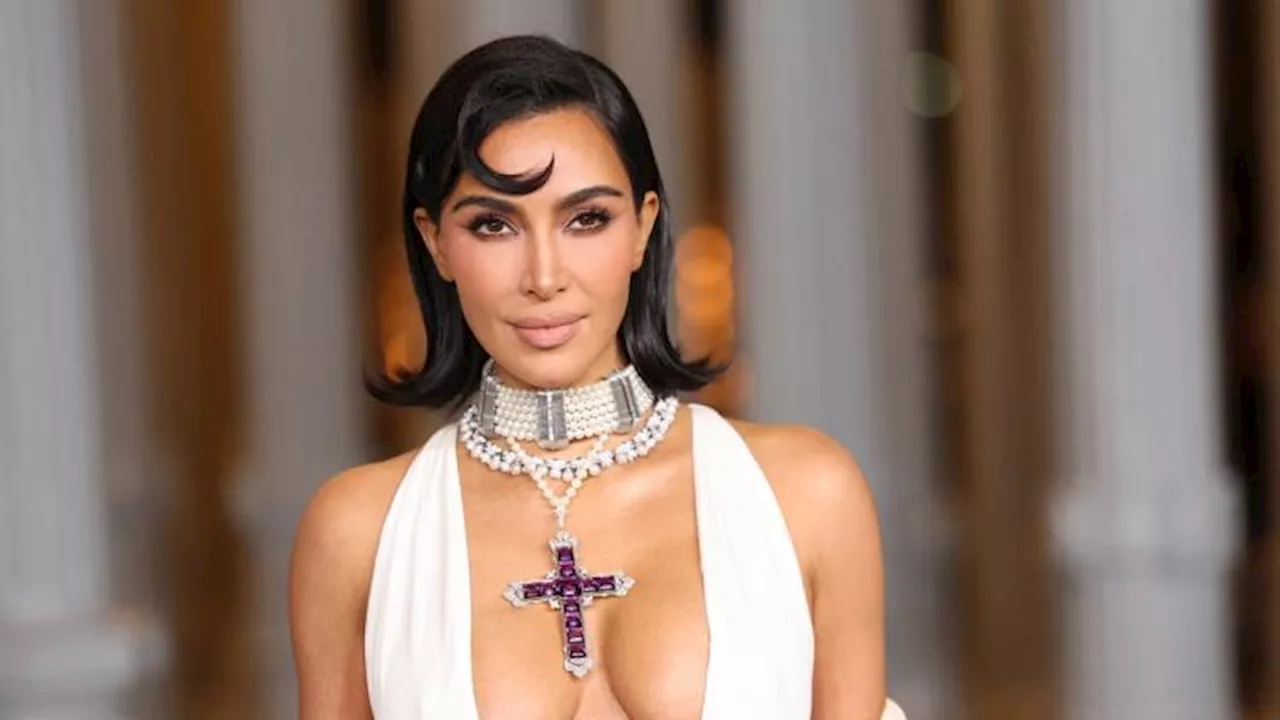 Kim Kardashian : la star dévoile sa reprise de la chanson «Santa Baby», d'Eartha Kitt, produite par son beau-frère, Travis Barker