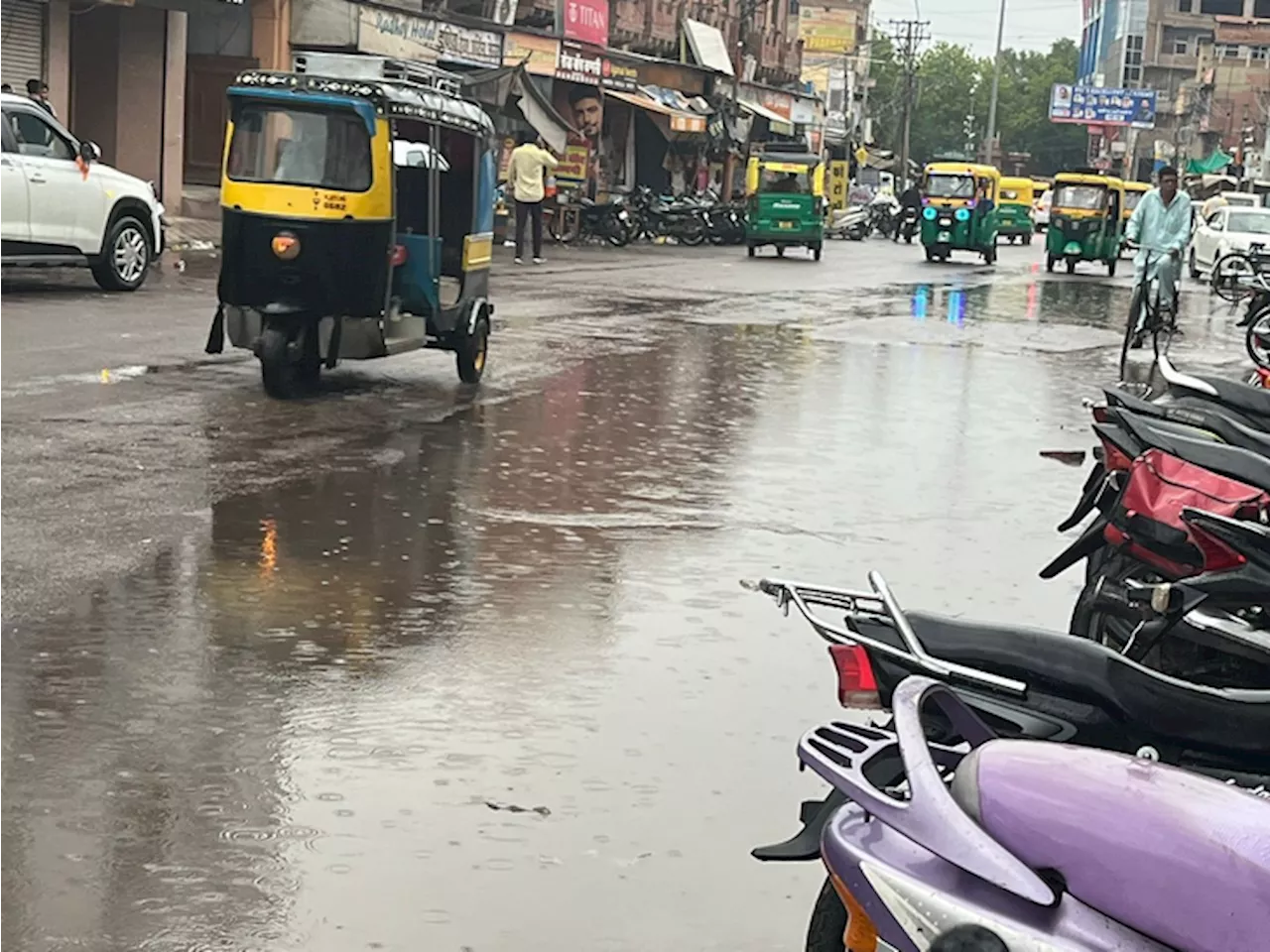 मौसम की पहली बारिश से खिले चेहरे: रात से सुबह तक चलती रही रिमझिम, आज भी बारिश और कोहरे का अलर्ट