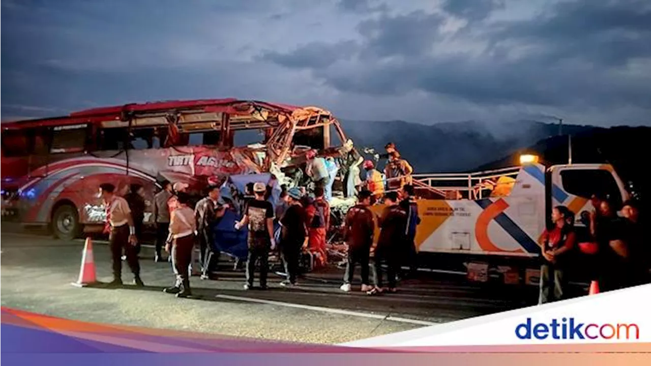 Laka Maut Bus Vs Truk di Tol Pandaan-Malang, 4 Orang Tewas