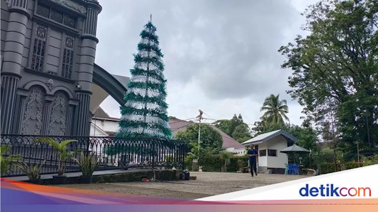 Pesona Pohon Natal dari Limbah Botol Plastik di Gereja Katedral Palembang