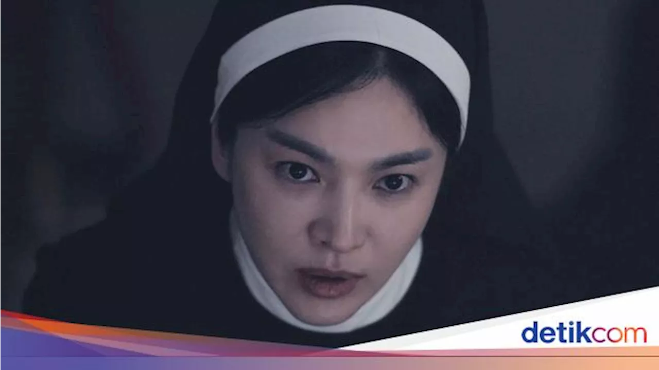 Song Hye Kyo Genggam Salib di Foto Terbaru Dark Nuns