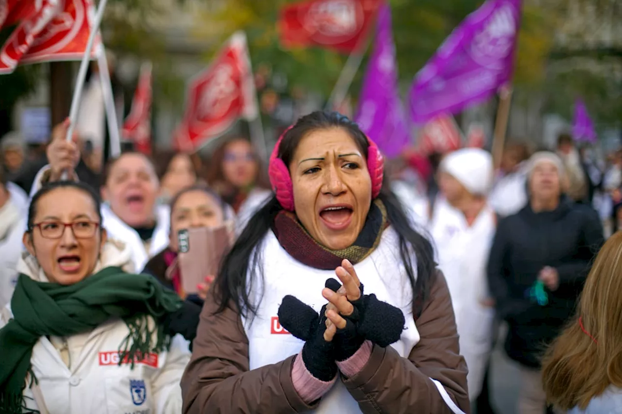 Auxiliares de ayuda a domicilio protestan en Madrid por salarios bajos