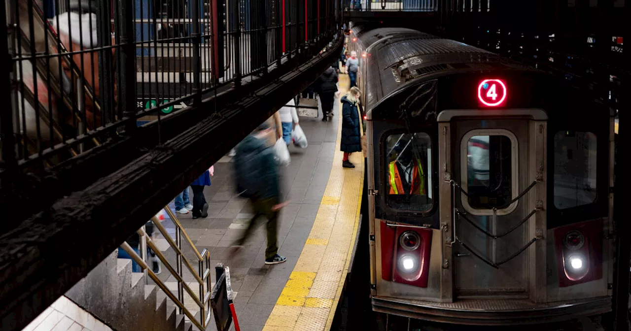 Incendio nella Metropolitana di New York: Donna Trovata Circondata da Bottiglie