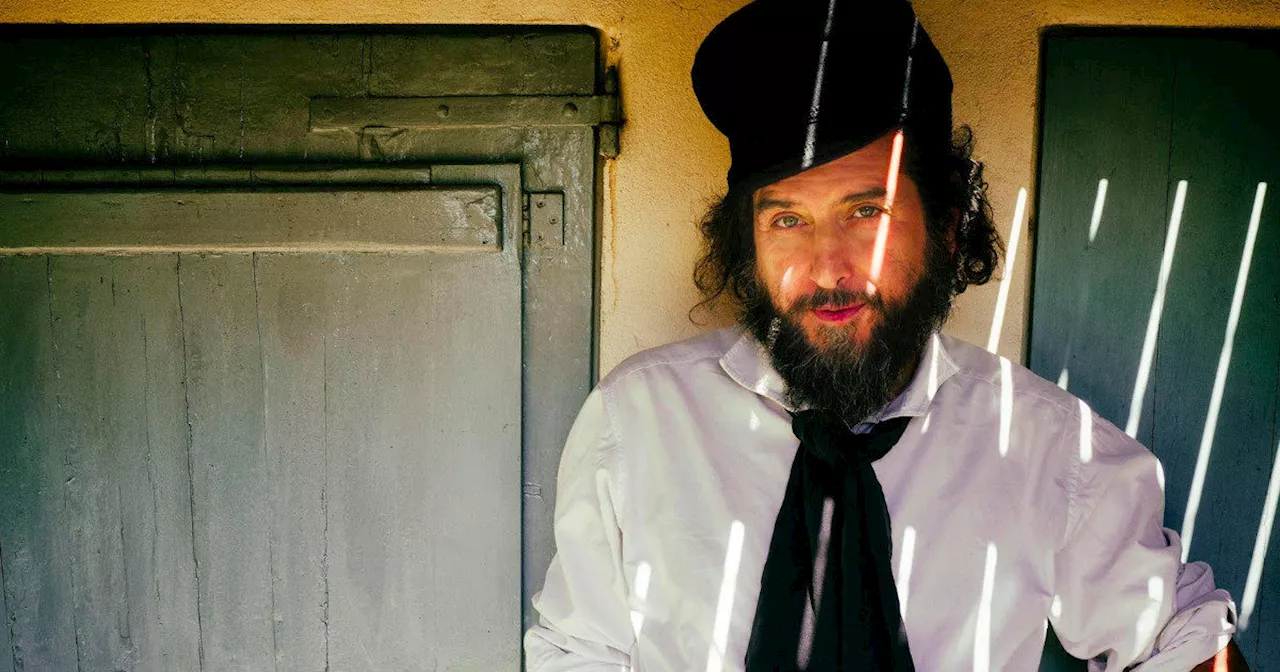 Vinicio Capossela: Più di un Cantautore, un Visionario