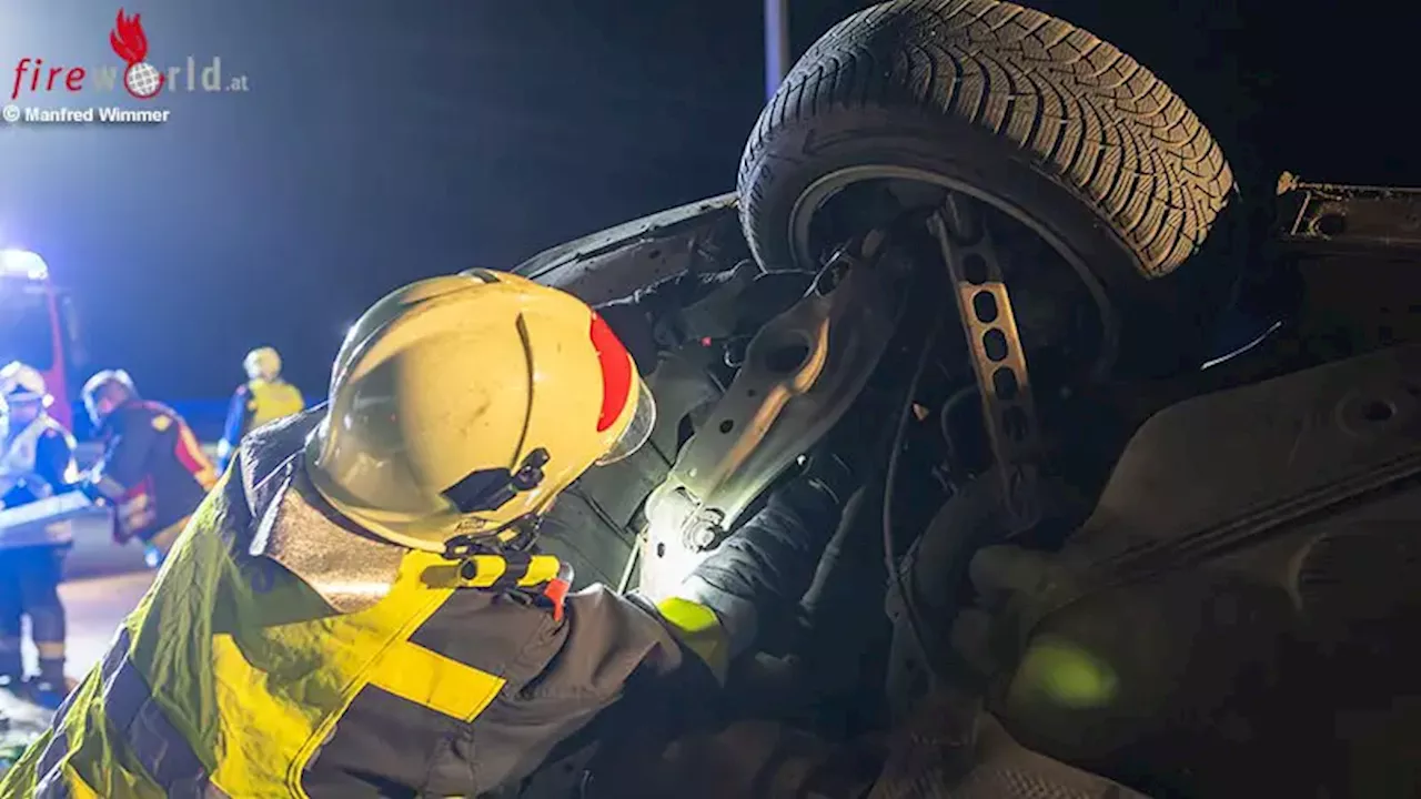 Feuerwehr Krems befreit Fahrer nach Fahrzeugüberschlag auf der B37