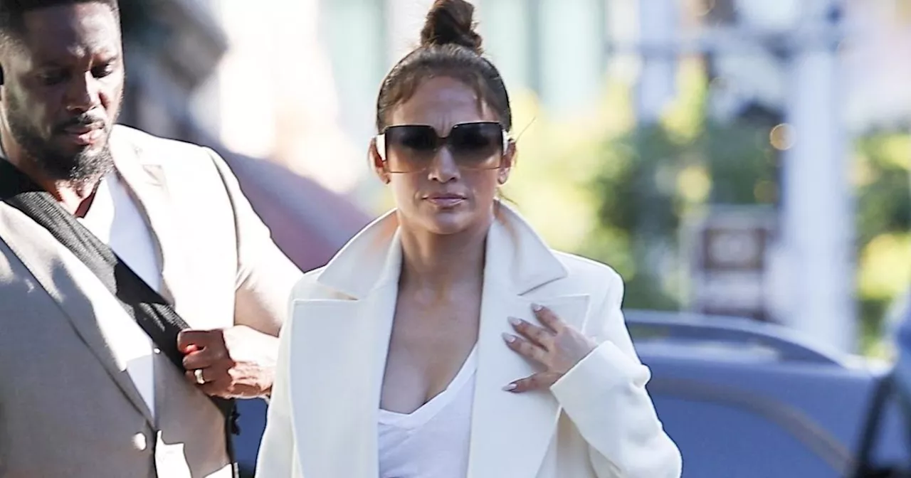 À son tour, Jennifer Lopez succombe à cette tendance manteau qui rajeunit après 50 ans