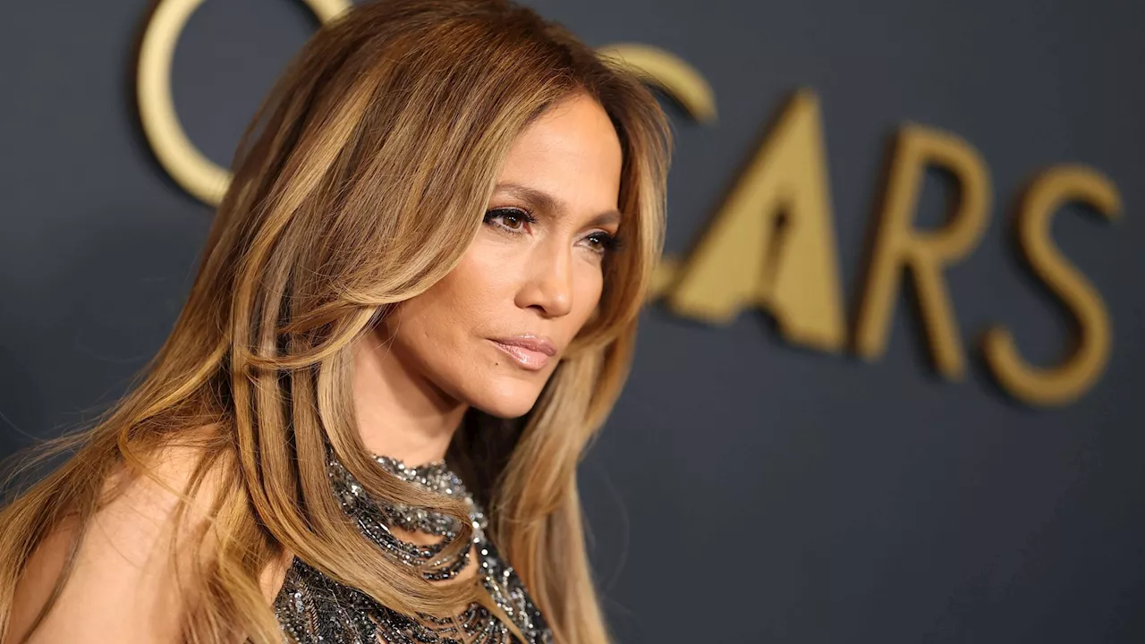 Jennifer Lopez se la joue décontractée dans un look simple mais stylé