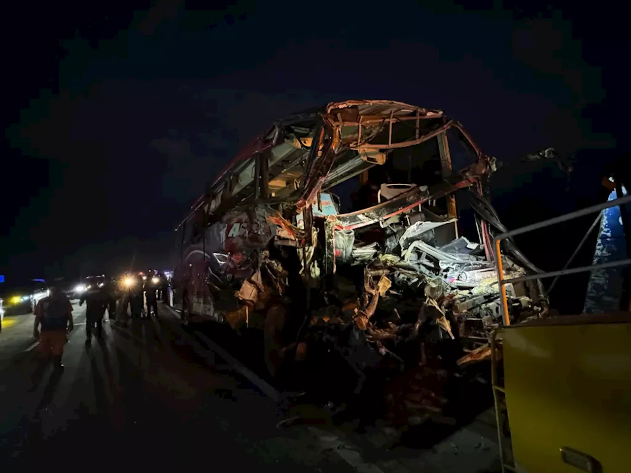 Bus Wisata Tabrak Truk di Jalan Tol Pandaan-Malang, 4 Orang Tewas