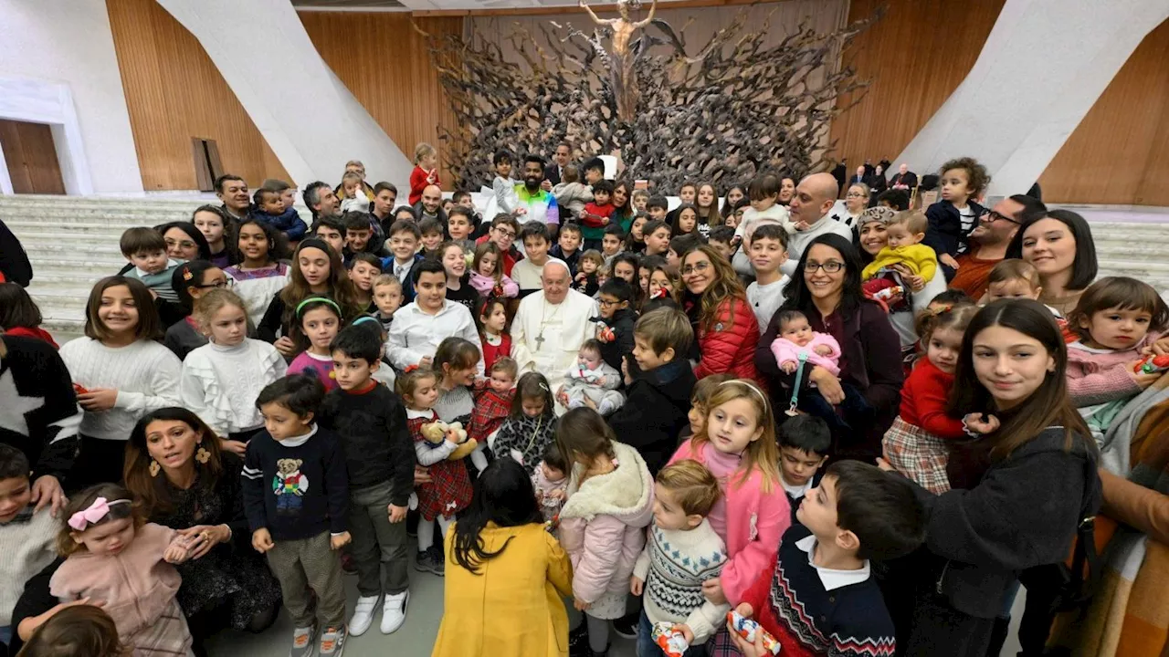 Pope thanks Vatican employees for service during Christmas greetings