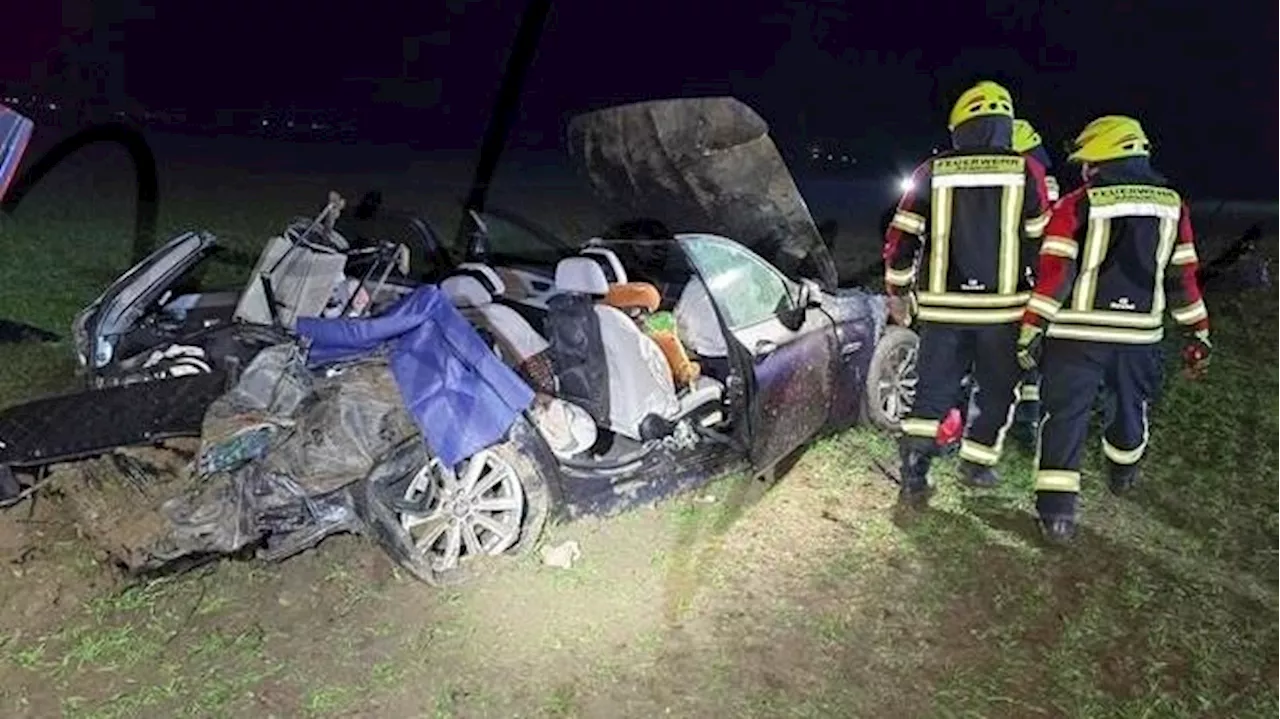 Schwerer Unfall bei Regensburg: Feuerwehr rettet Familie auf der A3