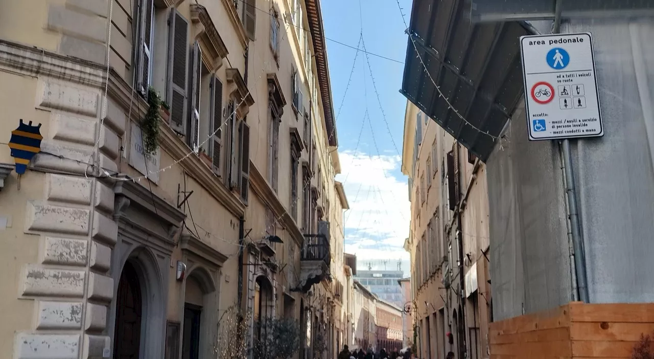 Foligno, c'è l'ordinanza ma mancano i segnali: caos per bici e monopattini lungo corso Cavour