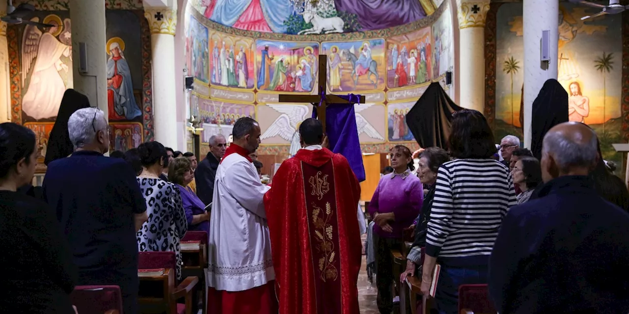 Messa di Natale nella chiesa di Gaza, rifugio per 500 persone