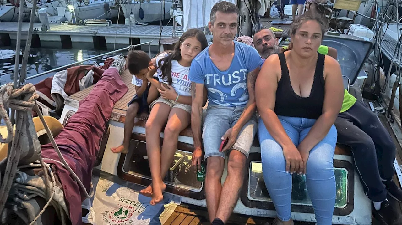 Esta familia pasará la Nochebuena en un barco en ruinas: 'Hay que sacar a los niños'