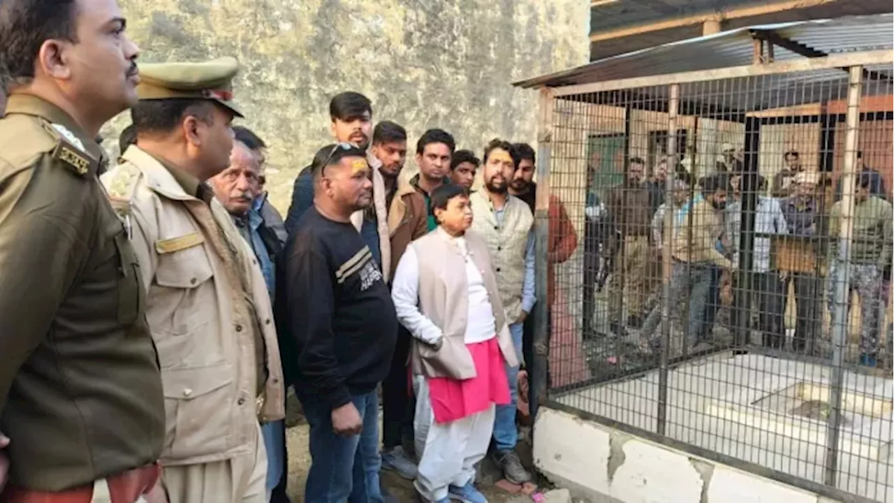 Aligarh News: पथवारी मंदिर पर जाल लगाने को लेकर सामने आए हिंदू-मुस्लिम पक्ष, पुलिस ने मामला संभाला