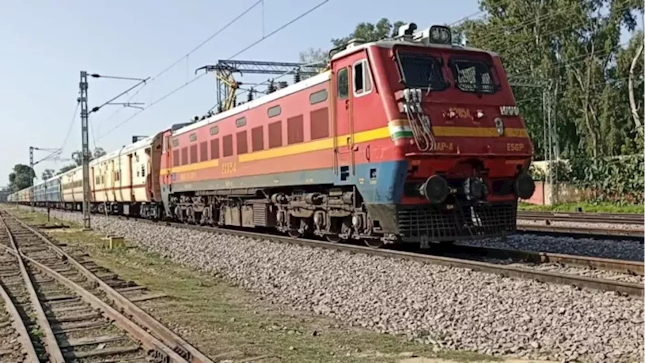 Railway News: ट्रेन के कंफर्म ट‍िकट के ल‍िए मारामारी, जान‍िए क‍ितना करना होगा इंतजार?