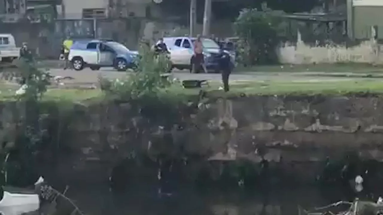 Criminosos tentam roubar carro e caem no canal do Rio Acari durante fuga; vídeo