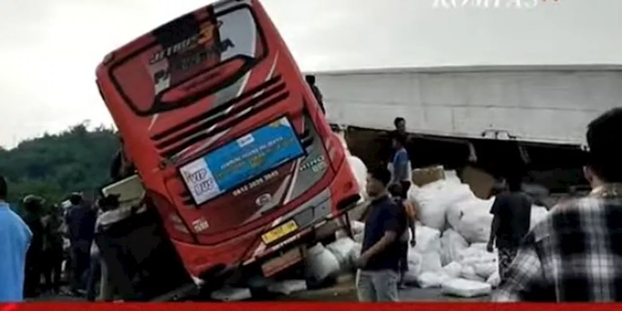 Bus dan Truk Beradu di Tol Pandaan-Malang, 4 Tewas